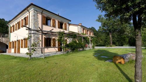 ein großes Haus mit einem Garten davor in der Unterkunft VILLA ARBEIO 8&6 Emma Villas in Cavizzano