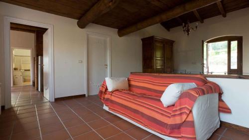 ein Wohnzimmer mit einem Bett und einer Couch in der Unterkunft VILLA ARBEIO 8&6 Emma Villas in Cavizzano