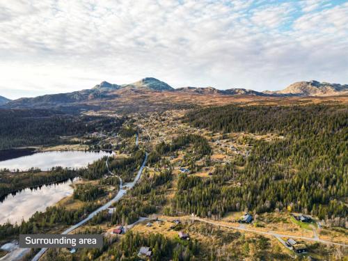 een luchtzicht op een vallei met een rivier en bergen bij Springaren - cabin close to Gaustatoppen in Tuddal