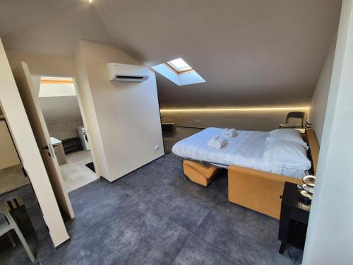 a small room with a bed and a window at Moderna Mansarda con parcheggio gratuito in Diano dʼAlba