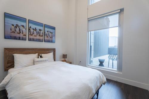ein Schlafzimmer mit einem großen Bett und einem großen Fenster in der Unterkunft Corporate Stays Jade 2 Bedrooms in Halifax