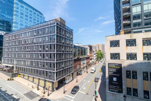 Luftaufnahme einer Stadtstraße mit hohen Gebäuden in der Unterkunft Corporate Stays Jade 2 Bedrooms in Halifax