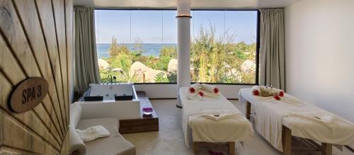 Postel nebo postele na pokoji v ubytování Zanziblue Waves Beach Resort