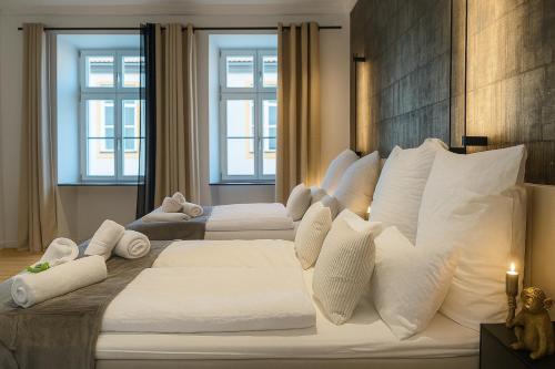 Postel nebo postele na pokoji v ubytování NAMASTÉ Homes - Luxus-Apartment mit Whirlpool & Garage