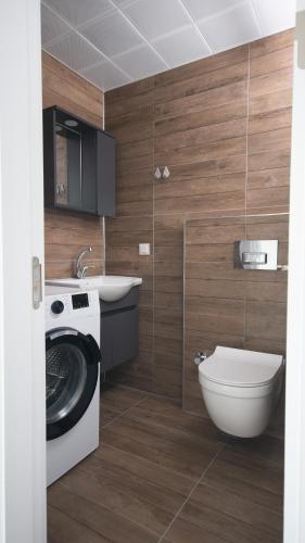 a bathroom with a washing machine and a toilet at View Guest House in Geyikbayırı