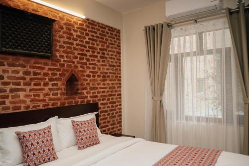 Ένα ή περισσότερα κρεβάτια σε δωμάτιο στο OYO 834 Ye Layeku Boutique Hotel Pvt Ltd