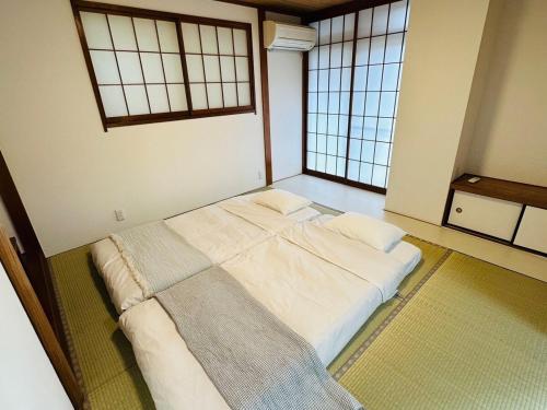 Postel nebo postele na pokoji v ubytování 102Room,Free parking just a 7-minute walk from Koiwa tram stop This spacious 75-square-meter flats features two large bedrooms and can accommodate up to seven guests