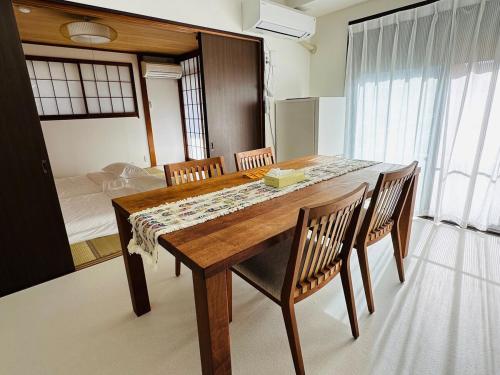 Fotografie z fotogalerie ubytování 102Room,Free parking just a 7-minute walk from Koiwa tram stop This spacious 75-square-meter flats features two large bedrooms and can accommodate up to seven guests v Tokiu