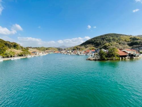 a view of a river with houses and buildings at 萩市の静かな港町の一棟貸切宿 泊まれるカフェ 龍さん家 -Japanese traditional house- in Hagi