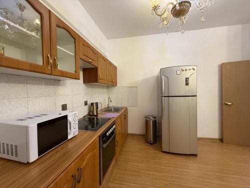 eine Küche mit einer Mikrowelle und einem Kühlschrank in der Unterkunft Enerel tsogtsolbor in Ulaanbaatar