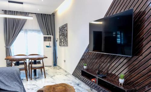 ベニンシティにあるOsaka Apartment by Js Luxuryのリビングルーム(壁に大画面薄型テレビ付)