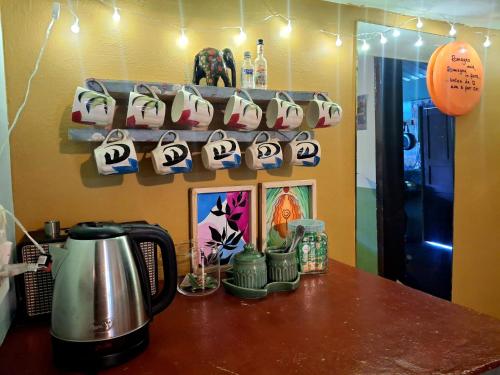 Příslušenství pro přípravu čaje a kávy v ubytování Sadhana on the beach