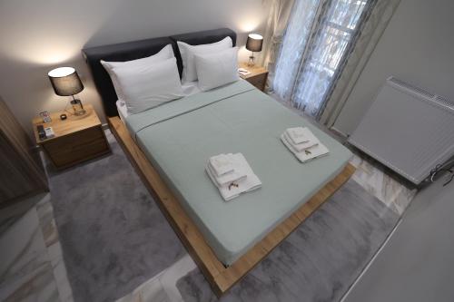 ラリサにあるLA Larissa Luxury Apartments Stelveのベッドルーム1室(大型ベッド1台、ボックス2つ付)