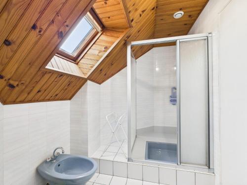 ein Bad mit einer Dusche und einem blauen Waschbecken in der Unterkunft Face à la mer - Maison pour 8 avec jardin in Port Nayalo