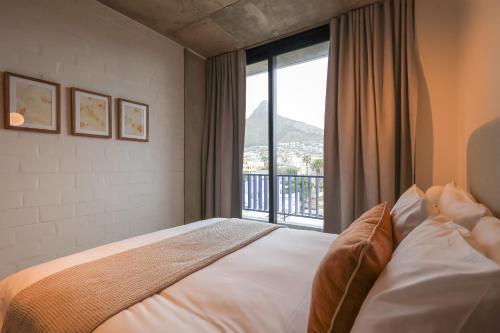 Postel nebo postele na pokoji v ubytování THREE43 ON B - Fluent Serviced Apartments