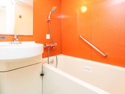 Un baño con lavabo, bañera y ducha. en Comfort Inn Kurashiki Mizushima, en Kurashiki