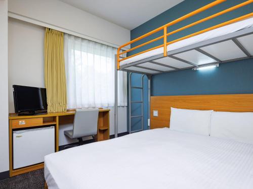 een slaapkamer met een bed en een stapelbed bij Comfort Inn Karuizawa in Karuizawa