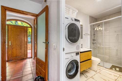 Ένα μπάνιο στο Oceanview House Altea Hills