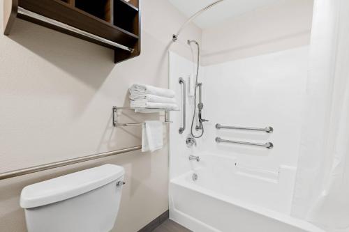 Un baño con inodoro y ducha en Clarion Pointe Milwaukee Airport, en Milwaukee