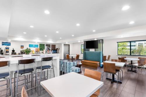 Posezení v ubytování Clarion Pointe Milwaukee Airport