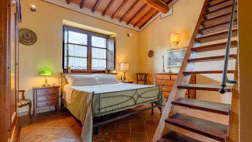 une chambre avec un lit et un escalier dans l'établissement LE MACINE 6, Emma Villas, à Castel del Piano