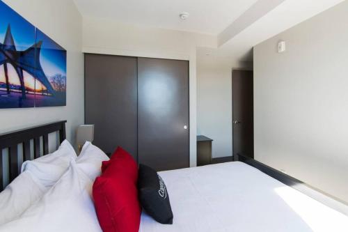 Postel nebo postele na pokoji v ubytování Corporate Stays Lisgar 2 Bedrooms