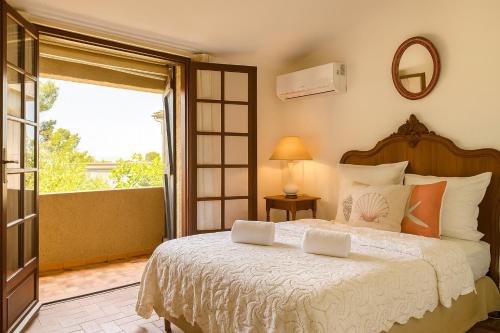 ein Schlafzimmer mit großem Bett und Fenster in der Unterkunft Villa Caline, 4 chambres, lotissement calme et proche mer in Lucciana