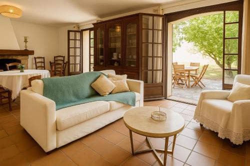 ein Wohnzimmer mit Sofa und Tisch in der Unterkunft Villa Caline, 4 chambres, lotissement calme et proche mer in Lucciana
