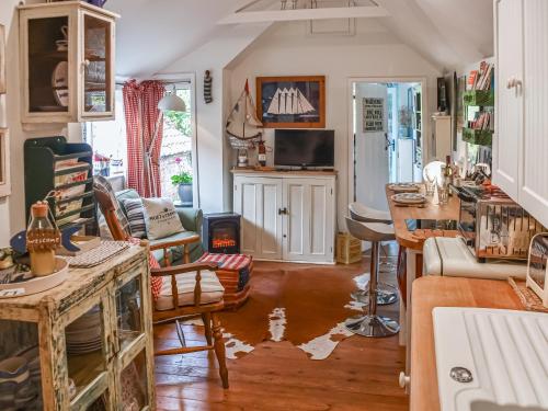 WangfordにあるAlec Hill's Bakehouseの部屋にテーブルと椅子のあるキッチン