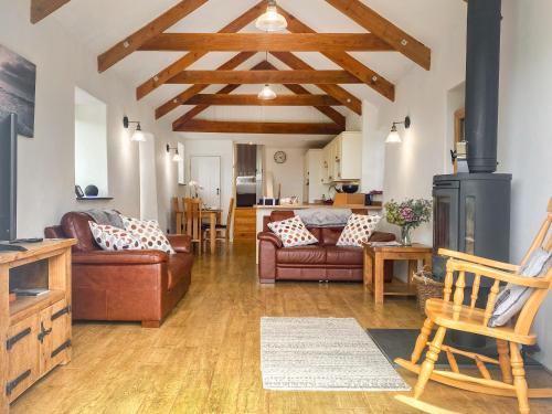 ポーツカソにあるSwallowsのリビングルーム(革張りのソファ、暖炉付)