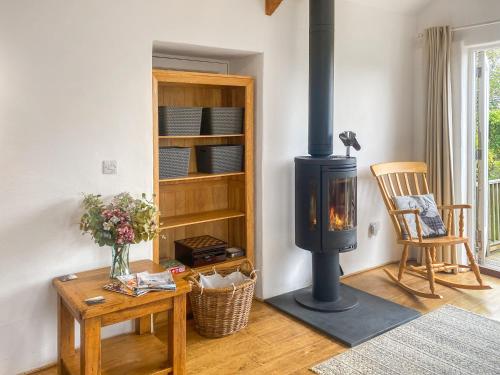 ポーツカソにあるSwallowsのリビングルーム(薪ストーブ、テーブル付)