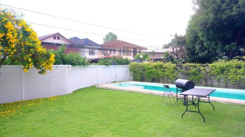 Πισίνα στο ή κοντά στο Modern Private Pool Villa in Sukhumvit