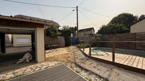 Der Swimmingpool an oder in der Nähe von L Atypique Briviste - Villa Montyon