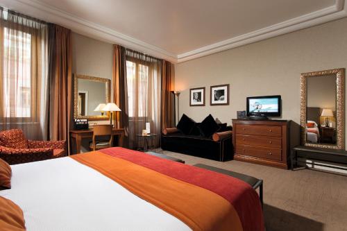Una habitación de hotel con una cama y una sala de estar. en Hotel dei Mellini, en Roma