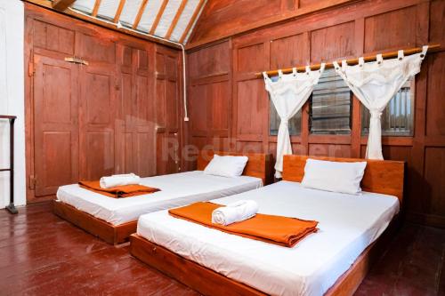 Postel nebo postele na pokoji v ubytování Pondok Daun D Martin Mitra RedDoorz near UMY