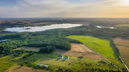 ヤヌシュコボにあるCztery Pory Rokuの野原と湖の空中