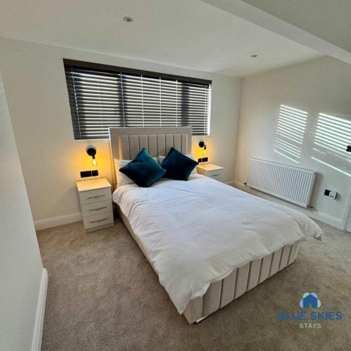 Postel nebo postele na pokoji v ubytování Woodville House By Blue Skies Stays