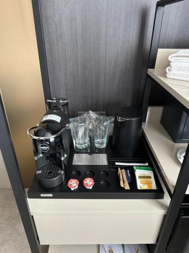 Příslušenství pro přípravu čaje a kávy v ubytování Aslan Gold Hotel