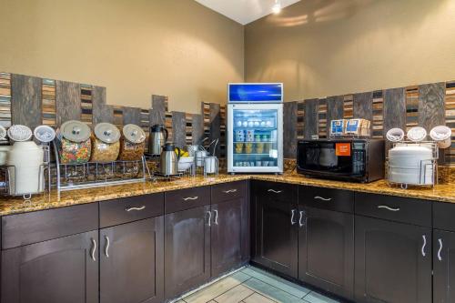 eine Küchentheke mit einem Kühlschrank und einer Mikrowelle in der Unterkunft Comfort Inn & Suites Sterling in Sterling