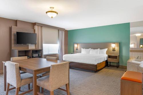 Postel nebo postele na pokoji v ubytování Comfort Suites French Lick