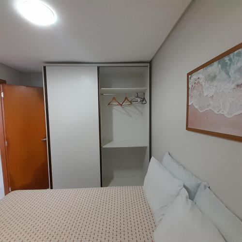 a bedroom with a bed and a closet at Apartamento em João Pessoa in João Pessoa