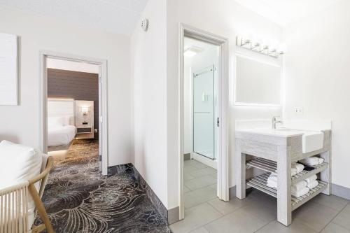 Koupelna v ubytování Oakfield Hotel & Suites, an Ascend Collection Hotel