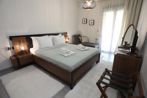 Postel nebo postele na pokoji v ubytování LA Larissa Luxury Apartments Koronis