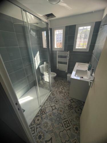 a bathroom with a shower and a sink and a toilet at New Appartement RDC de Villa 60 m2 proche plage in La Ciotat