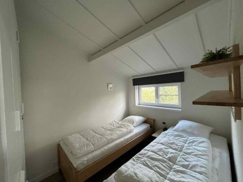 ein Zimmer mit zwei Betten und einem Fenster in der Unterkunft Myfa Beachcottage Zeewind II 270 in Bredene
