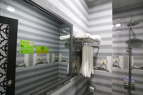 Koupelna v ubytování Bảo Quân Hotel