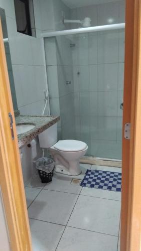 Ένα μπάνιο στο Apartamento em João Pessoa
