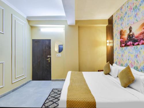 Habitación de hotel con cama y puerta en The Swarnim Vista Hotel, en Noida
