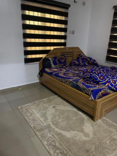 Un pat sau paturi într-o cameră la Steady Light 2BR Apartment - Independence II