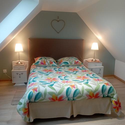 Giường trong phòng chung tại Cottage 3 étoiles à 25 mn de la côte de granit rose